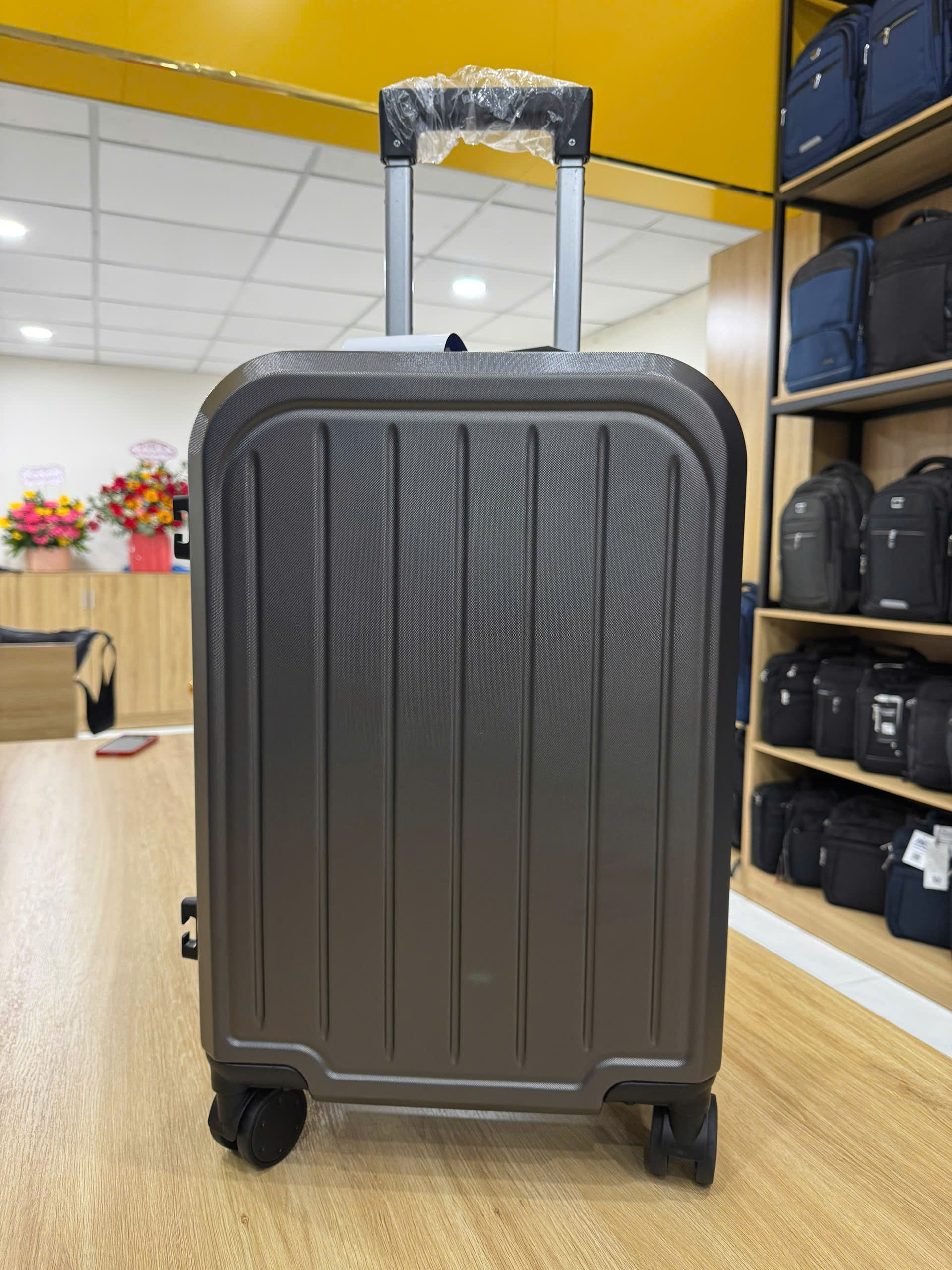 VALI NHỰA 20INCH NMC01