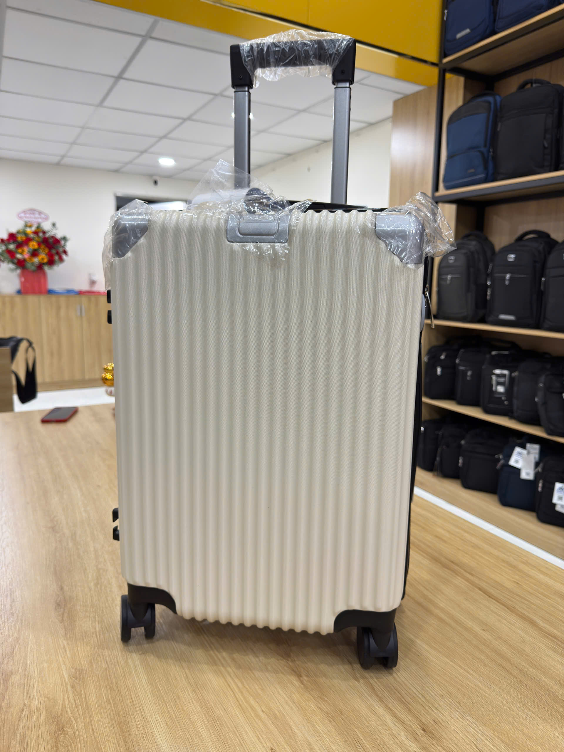 VALI NHỰA 20INCH NMC03